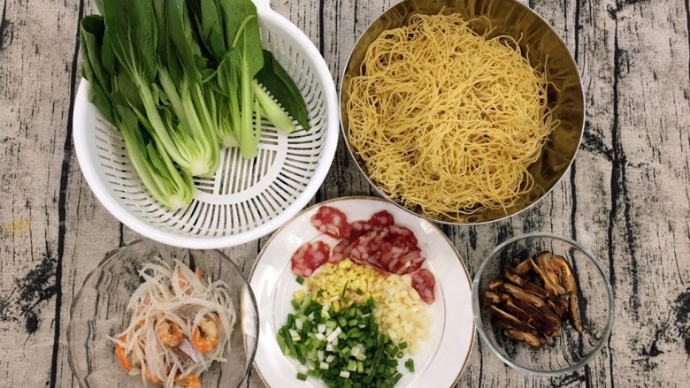 腊味香菇蛋面煲,准备材料