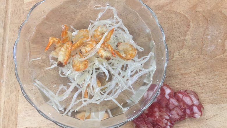 腊味香菇蛋面煲,除了腊肠,别的腊味加入清水中泡开