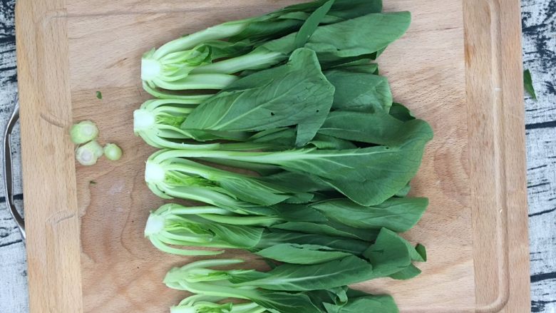 腊味香菇蛋面煲,对半切。(青菜颜色是灯光问题
