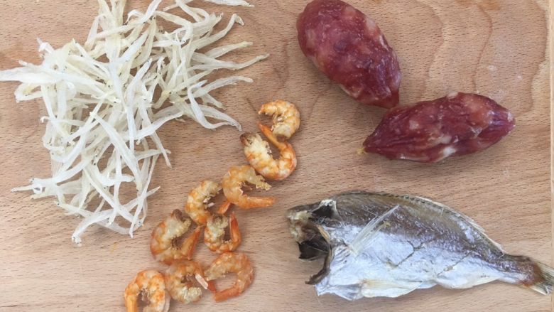 腊味香菇蛋面煲,准备腊味