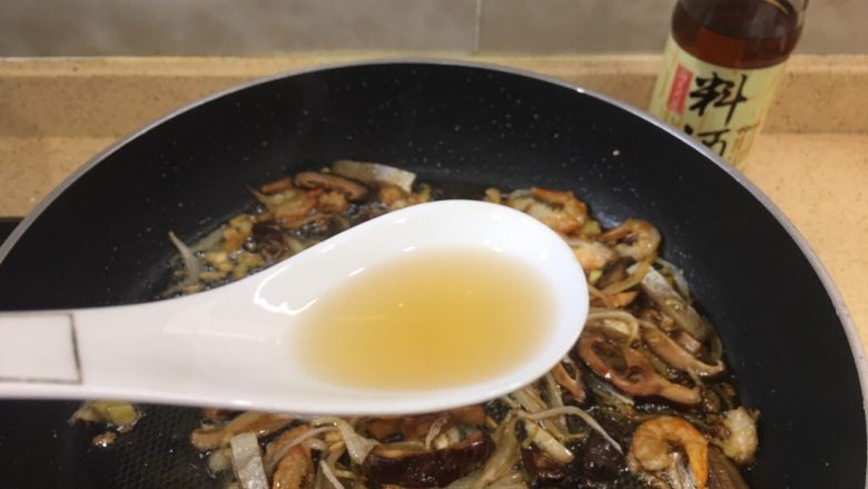 腊味香菇蛋面煲,半汤勺<a style='color:red;display:inline-block;' href='/shicai/ 718'>料酒</a>,炒一下