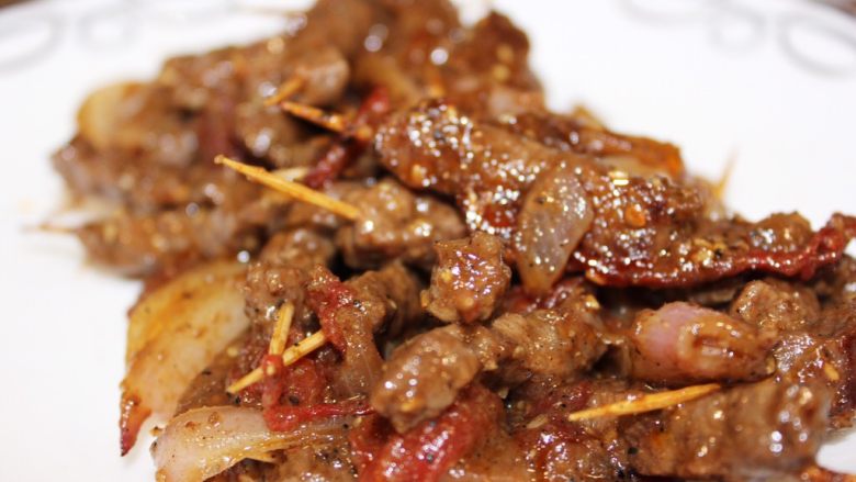 #食二星座#+牙签牛肉,在暖色光下也很好看啦!小盆友吃了很多,虽然有一点点的麻但是不辣而且结合了番茄的酸酸甜甜的味道。一口咬下去,汁水唤醒了味蕾,这个代表狮子座的菜,你喜欢么!还不去做起来!