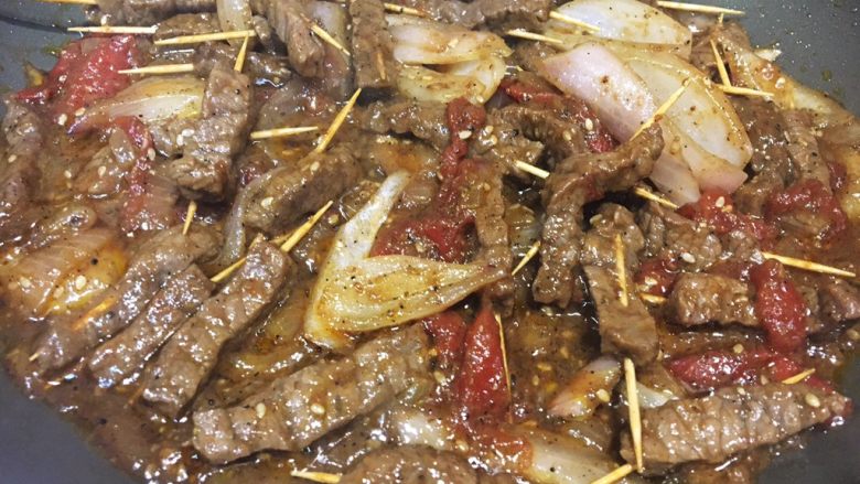 #食二星座#+牙签牛肉,直到这个洋葱也很软,番茄出汁贡献了他的酸酸甜甜的味道只剩下一些要伪装成辣椒的番茄小丁丁,然后收汁。收得干干的才更有感觉。