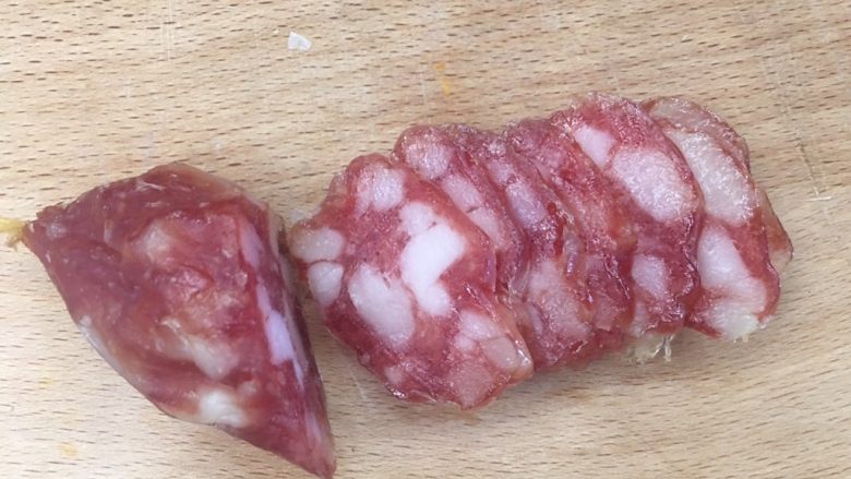 腊味香菇蛋面煲,腊肠切片