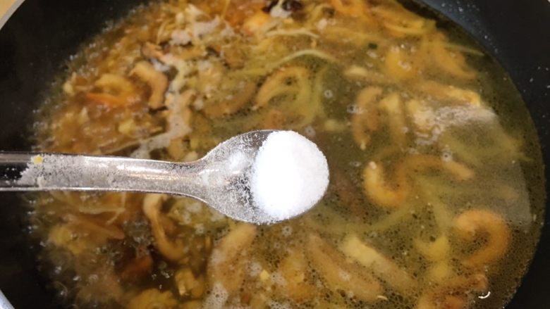 腊味香菇蛋面煲,盐适量,(你可以试试味道,稍微味重一点