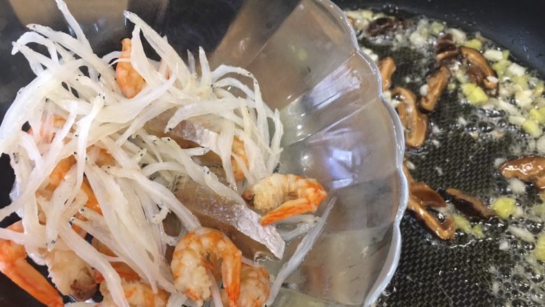 腊味香菇蛋面煲,倒入腊味,除了腊肠