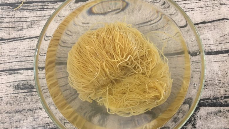 腊味香菇蛋面煲,冷水泡开。泡15分钟
