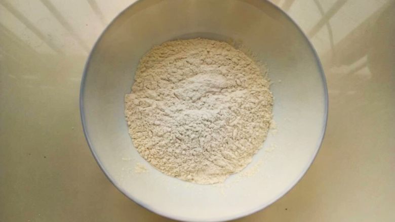 鲜花饼,糯米粉出锅,放在碗中晾凉