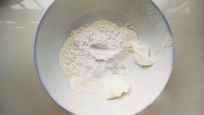 鲜花饼,另取一盆,放入猪油和面粉
