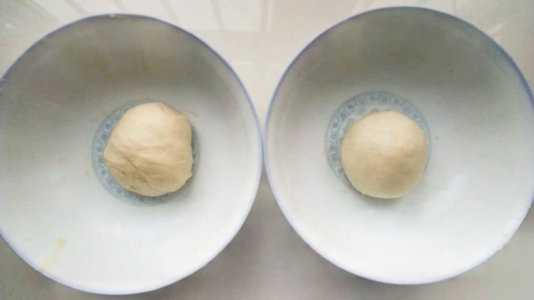 鲜花饼,揉成光滑的面团,盖上保鲜膜静置松弛20min(因为我妈妈不吃荤,所以还做了一份黄油的)