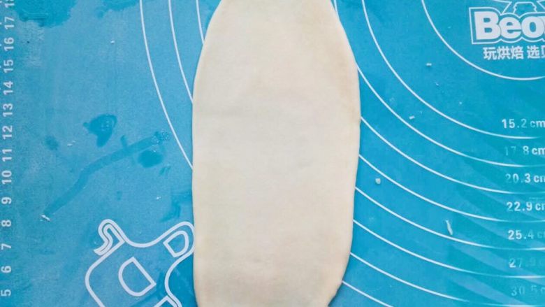 鲜花饼,取一个面团,按扁后擀成长圆形(其余面团用保鲜膜盖住,防止干裂)