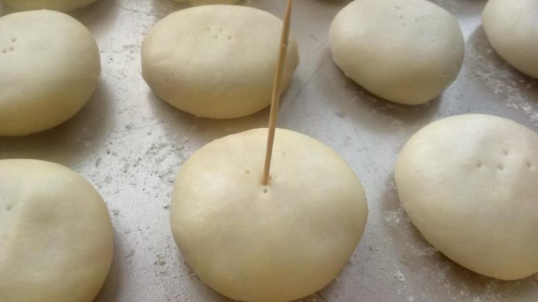 鲜花饼,全部包好后,用牙签在每个饼上扎几个孔