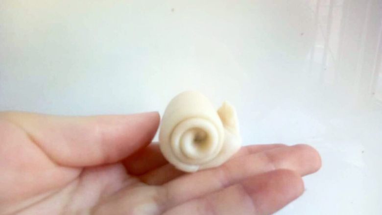 鲜花饼,依次卷好16个面团,盖上保鲜膜