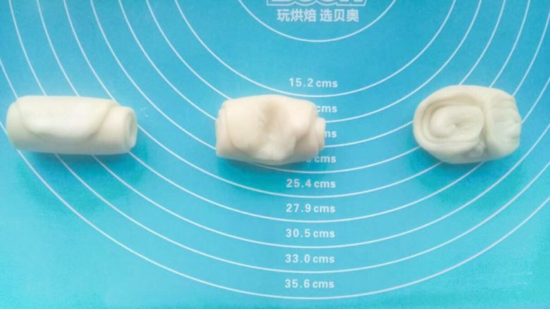 鲜花饼,取一个面团,两头向中间折,用手压扁(其余面团用保鲜膜盖住,防止干裂)