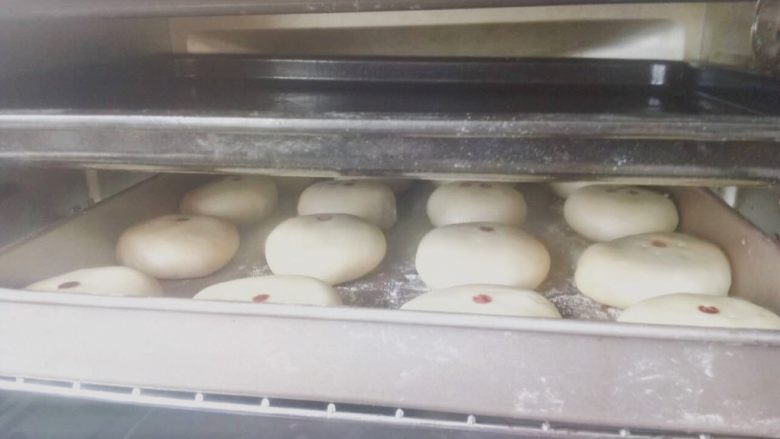 鲜花饼,烘烤10min后,可以加盖一层锡纸,防止上色深;没有锡纸的可以加一层烤盘