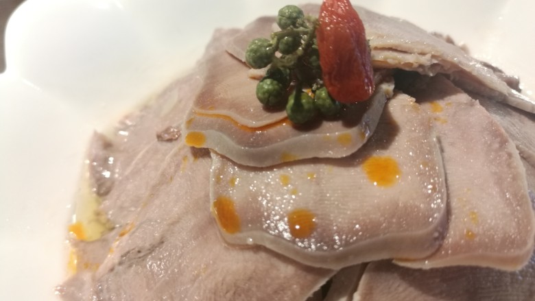 青藤椒口条,淋上辣椒油,放上青藤椒串,枸杞点缀即可