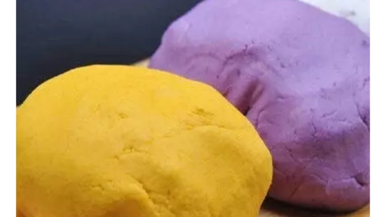 手工芋圆(经典三种口味),木薯粉分成
125克+紫薯泥
125克+槟榔芋泥
200克+红心地瓜泥
分别揉成不沾手的粉团就算成功了一半。