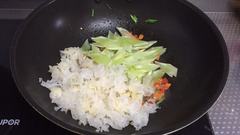 滑蛋银耳,接着倒入银耳,翻炒均匀