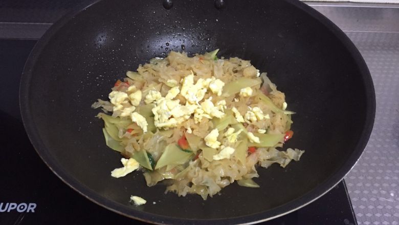 滑蛋银耳,倒入鸡蛋碎,调入盐,炒匀即可
