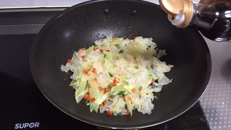 滑蛋银耳,调入少许味极鲜酱油调味,炒匀