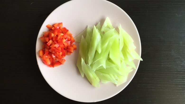 滑蛋银耳,莴笋切片,红椒切碎备用