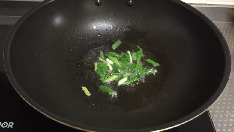 滑蛋银耳,锅中倒入适量油,烧热放入葱碎,炸香