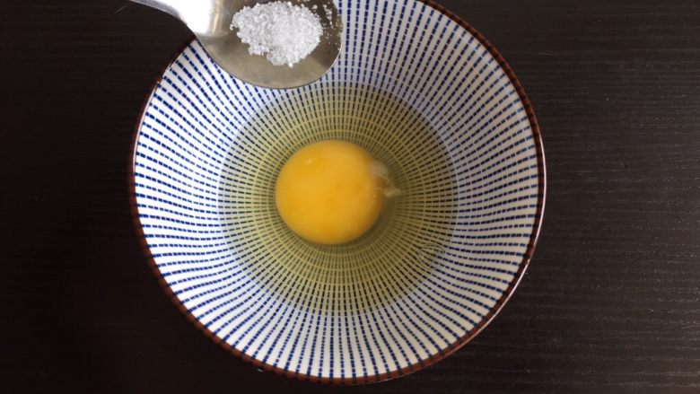 滑蛋银耳,鸡蛋打入碗中,加入少许盐