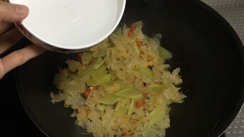滑蛋银耳,倒入少许水,加盖焖1分钟