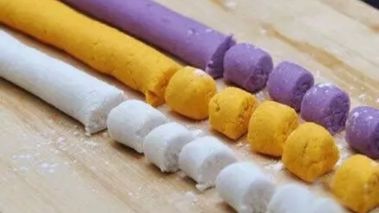手工芋圆(经典三种口味),揉成长长的食指粗条, 再切成1厘米左右(大小形状可以自己DIY) 。