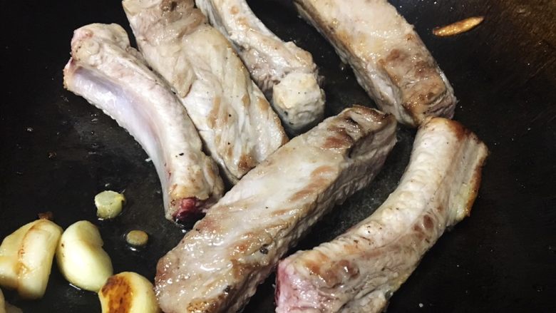 红烧肋排(起码是我吃过最好吃的肋排啦),煎到这种两边有点发黄的,就夹起来!来!下一批!