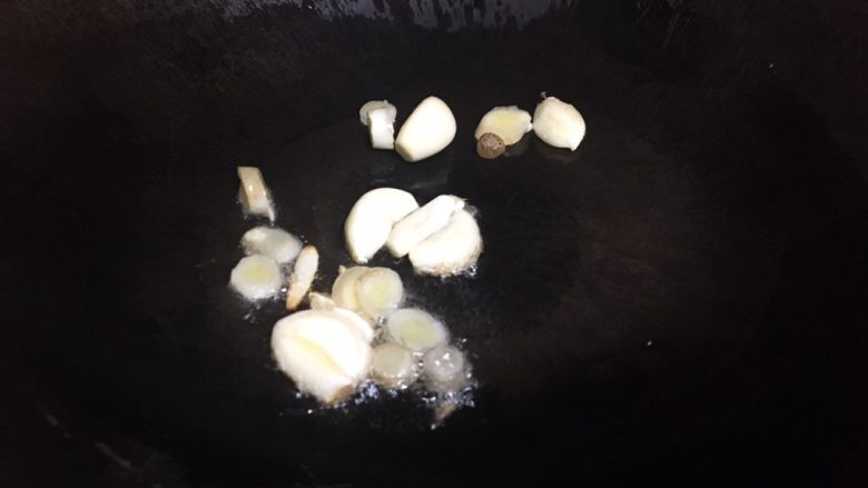 红烧肋排(起码是我吃过最好吃的肋排啦),起油锅。把蒜和姜放去。小火爆香。