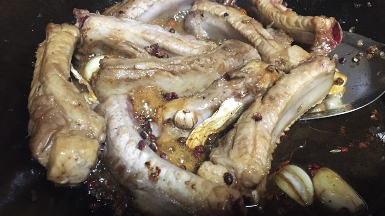 红烧肋排(起码是我吃过最好吃的肋排啦),放肉进去,用糖色包裹住肉。放<a style='color:red;display:inline-block;' href='/shicai/ 700'>花椒</a>,继续翻炒。
