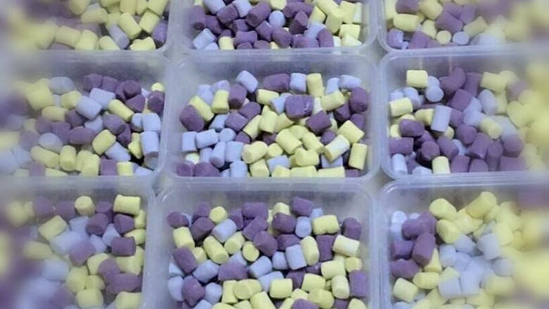 手工芋圆(经典三种口味),用PE盒子打包每小份,建议零下18℃冷冻收藏。