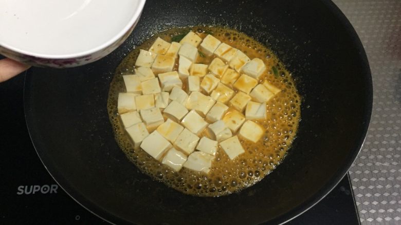 鲜虾豆腐煲,加入半碗水,烧开火