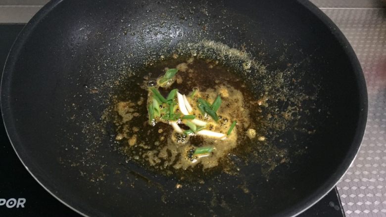 鲜虾豆腐煲,开火,虾油烧热下香葱碎炸香