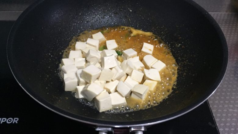 鲜虾豆腐煲,将豆腐下锅,小心翻炒均匀