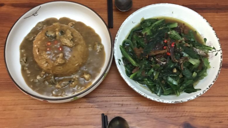 鲍汁蚝肉船坞拌饭,还有,这道主食的搭配菜我建议是豆豉鲮鱼炒麦菜。炒完麦菜的锅不用洗直接做船坞拌饭味道会更棒哦!😋