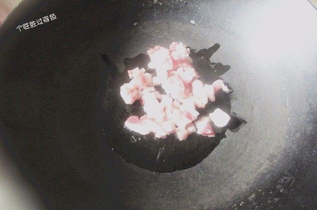 家常炸酱面,上炉子,锅内下油,小火,油适量就好,不要太多了,因为炒肉会出油,后面炒酱也会出油的。先把肥肉丁倒进去扁油,