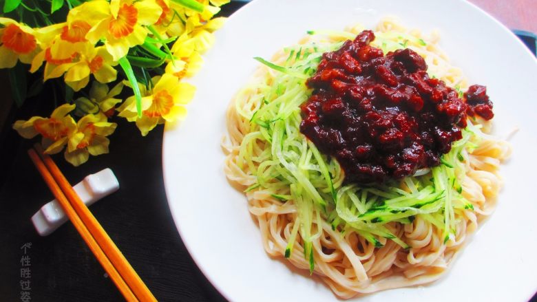 家常炸酱面,配菜提前都准备好，喜欢吃什么菜就准备什么好了，我一般都准备黄瓜、豆芽等等，捞上面条倒上配菜，上酱，开吃！小心别撑着就行。。。