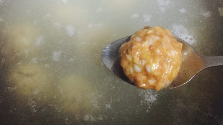 #食二星座# 清炖狮子头,同时借助勺子或手将拌好的肉馅揉成球状,加入煮沸的水中