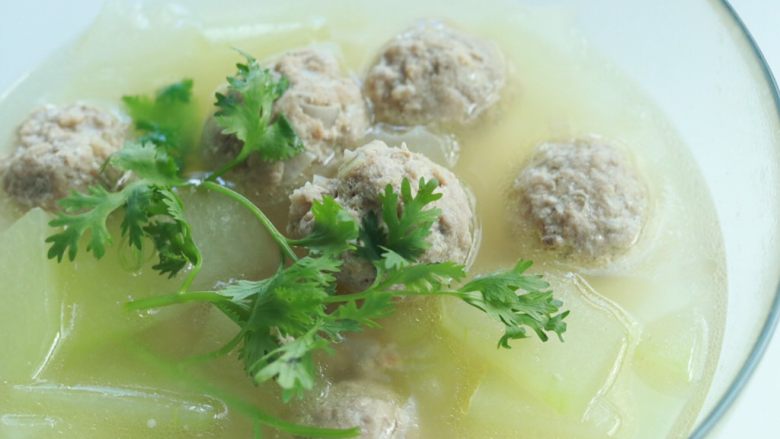 #食二星座# 清炖狮子头,盛出即可食用。汤汁鲜美,肉质鲜嫩,是一款特别适合夏季食用的好汤