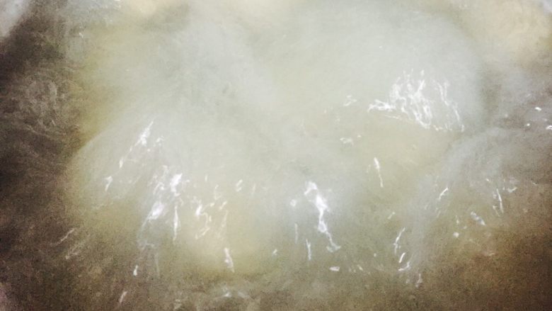 #食二星座# 清炖狮子头,肉馅腌制两三分钟后,煮一锅清水
