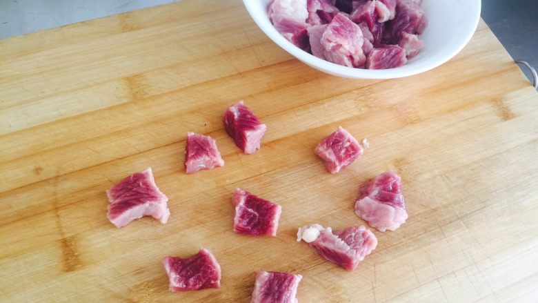 #食二星座#+缤纷牛肉,<a style='color:red;display:inline-block;' href='/shicai/ 216'>牛肉</a> 切丁