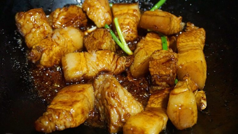 茶香红烧肉
,把焯水过的五花肉放入锅中，小火炒使肉裹满糖色，放入葱段、姜片，倒<a style='color:red;display:inline-block;' href='/shicai/ 718'><a style='color:red;display:inline-block;' href='/shicai/ 718'>料酒</a></a>