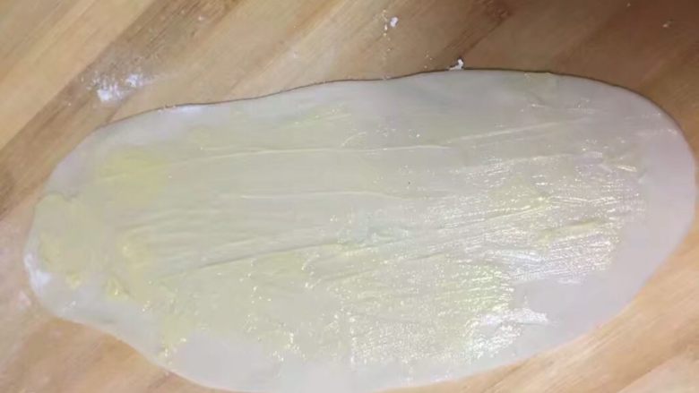 酥脆菠萝派,椭圆小剂子擀成牛舌状,薄一点
加入等份的黄油抹匀,意思就是把配料中的黄油温室软化一下分成与剂子相等份的量分别加入到每一个剂子中