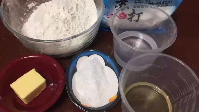酥脆菠萝派,准备好派皮食材,称好备用