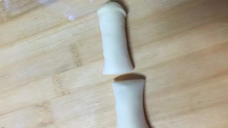 酥脆菠萝派,然后从一头卷起至另一头
从中间切开一分为二,成两个小剂子