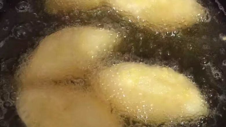 酥脆菠萝派,放入适量食用油,我用的是玉米油,七八成热时放入锅中,中火炸至两面金黄酥脆捞起,放在吸油纸上吸去多余油份就可以了