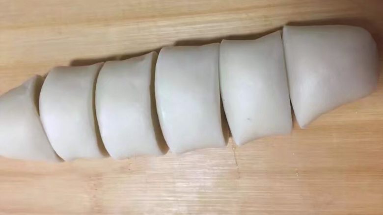 酥脆菠萝派,醒好的面团取出后揉至光滑的面团
揉成长条,分别切成小剂子