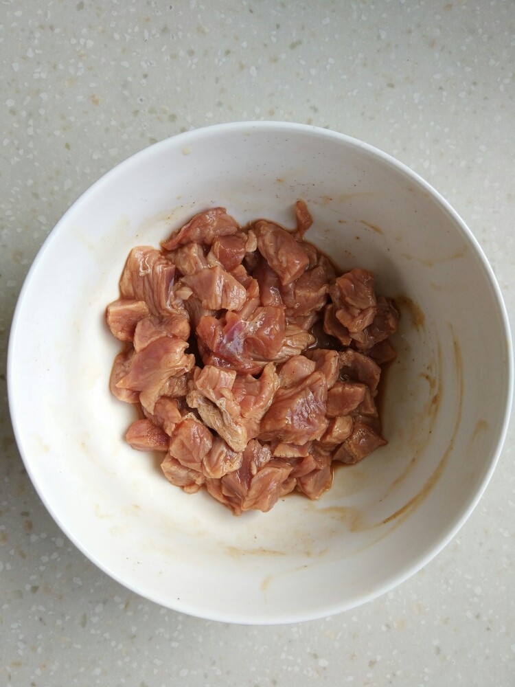 牛肉炒杏鲍菇,加入<a style='color:red;display:inline-block;' href='/shicai/ 718'>料酒</a>、<a style='color:red;display:inline-block;' href='/shicai/ 788'>生抽</a>、耗油、<a style='color:red;display:inline-block;' href='/shicai/ 744'>五香粉</a>、生粉搅拌腌制20分钟左右